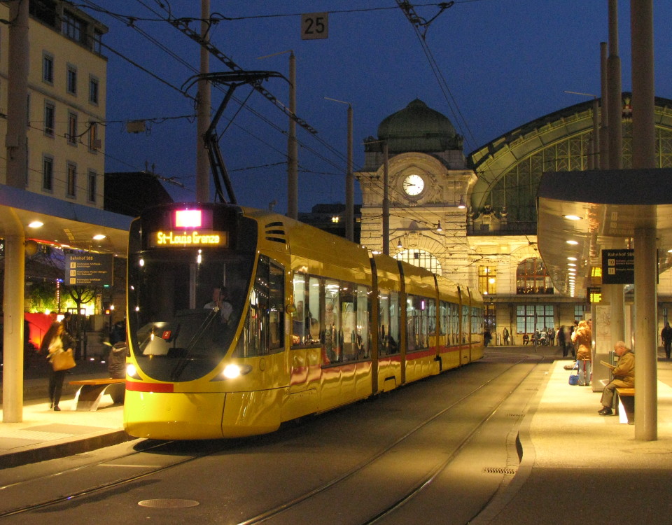 Basel tango tram Centralbahnplatz at night