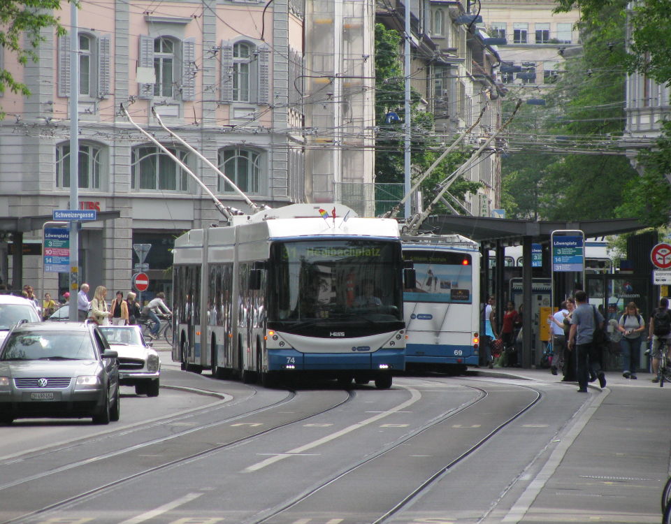 Lightram double-articulated trolleybuses at Loewenplatz