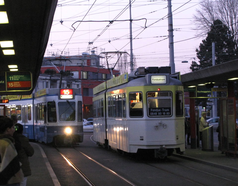 Fonduetram in twilight at Bucheggplatz